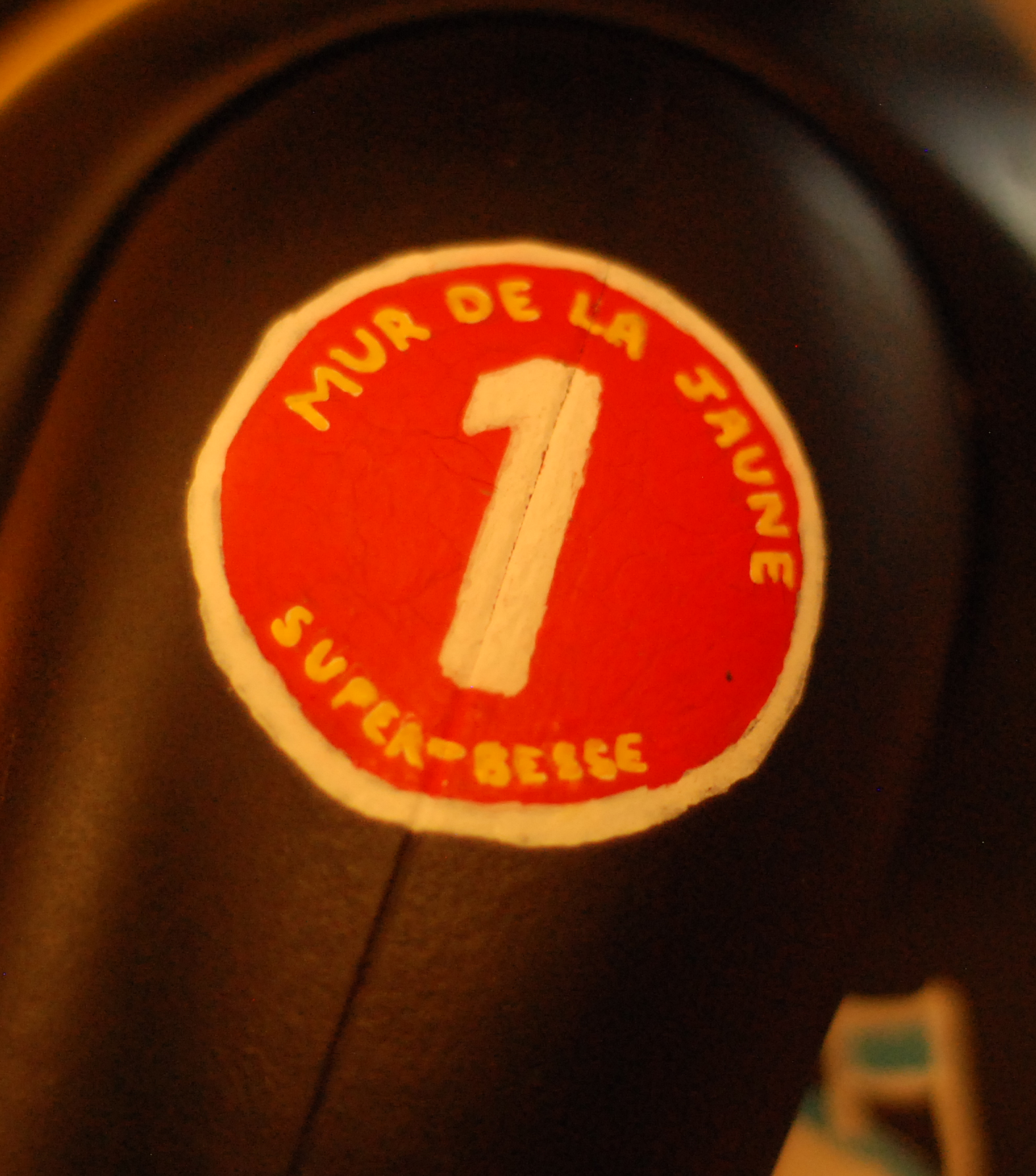 Référence Mur de la Jaune sur l'épaule du PLAYK #001