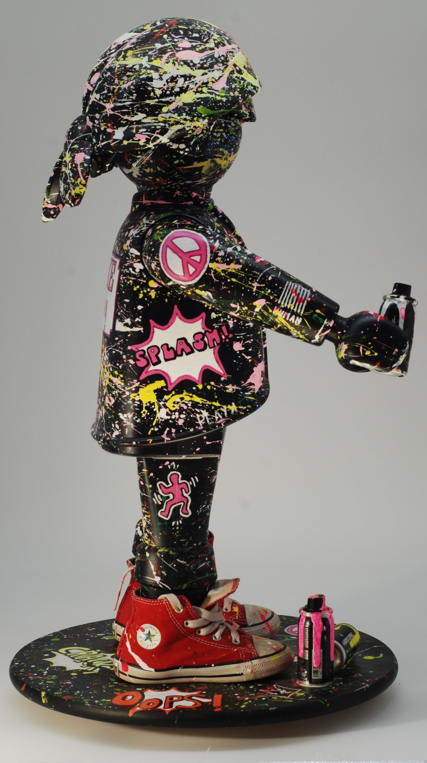 PLAYK #002 — scène complète, bombe en main, mur tagué PLAYK