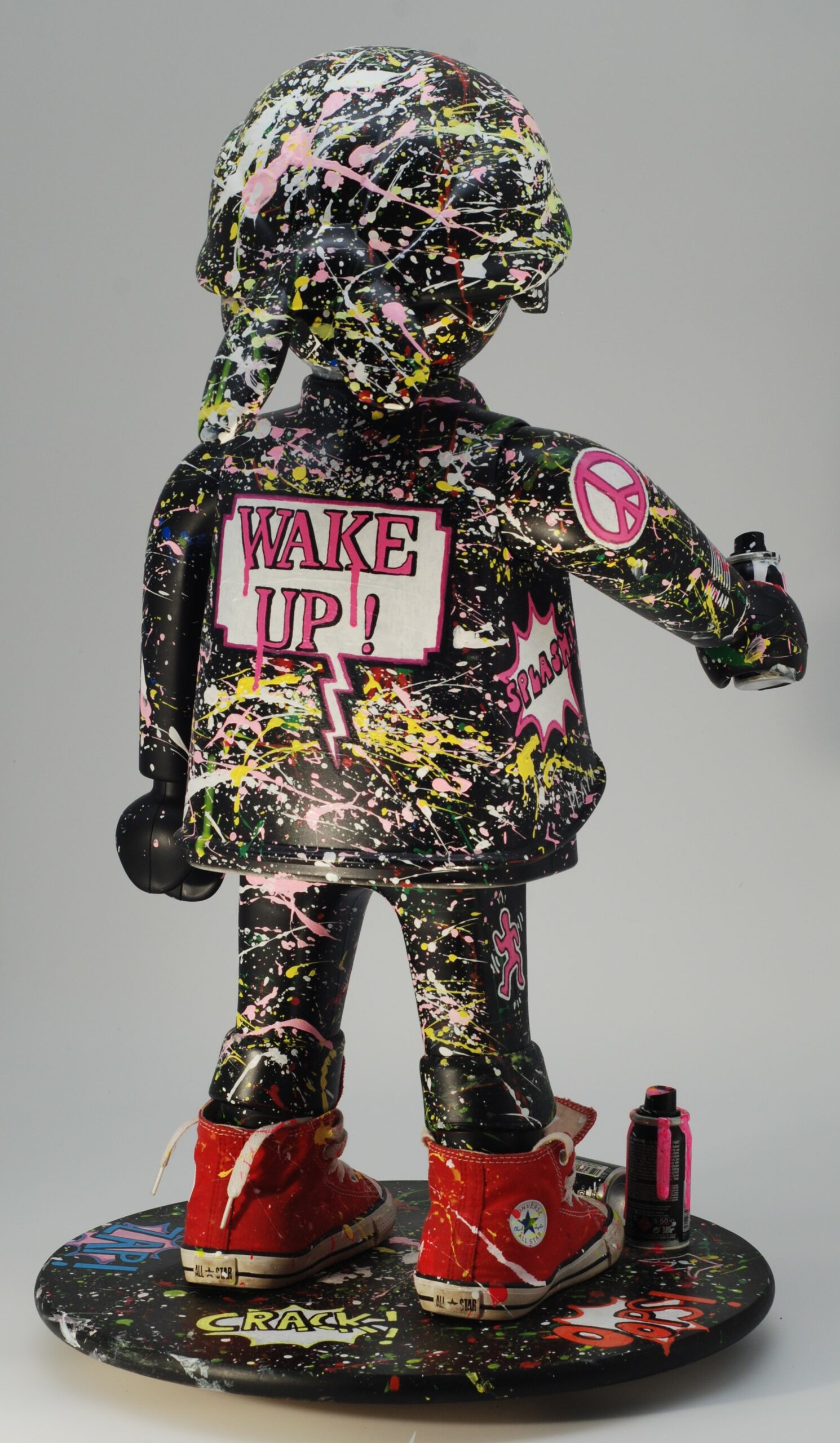 PLAYK #002 — scène complète, bombe en main, mur tagué PLAYK